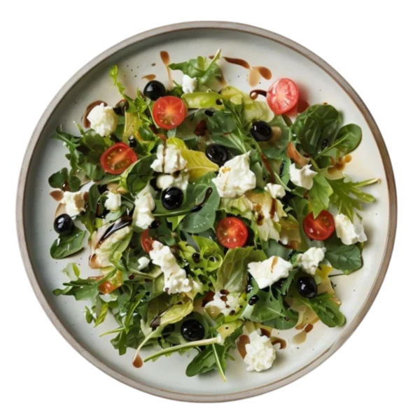 Ensalada griega con queso feta, aceitunas kalamata y salsa casera en Kokcha