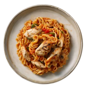 Pasta con pollo, tomate y pimientos rojos y verdes en Kokcha Barcelona