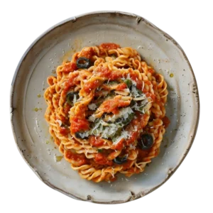 Pasta napolitana con aceitunas negras, tomate y queso rallado en Kokcha