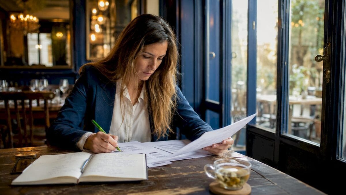 Event planner coordinating group dining schedule
