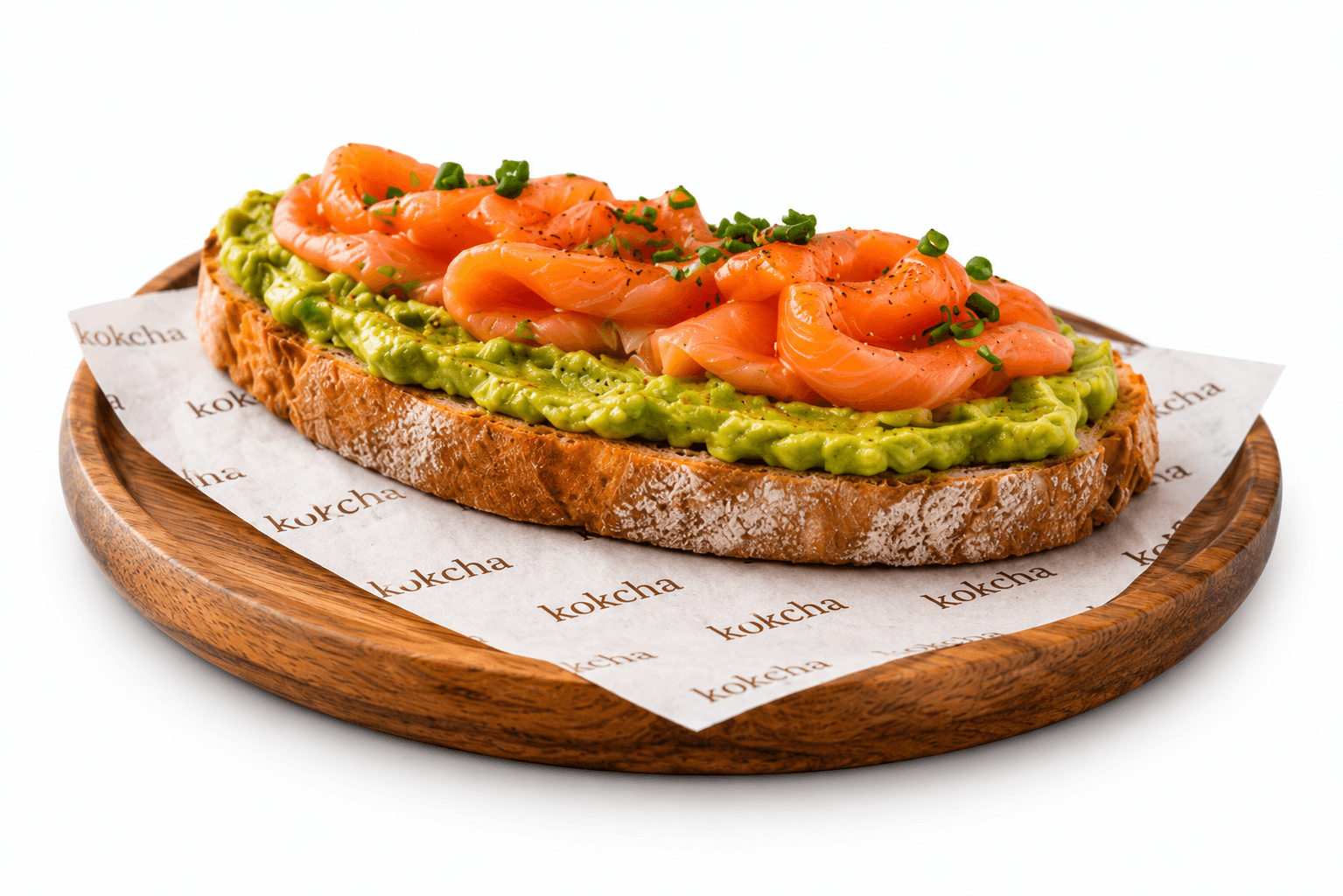 Tostada de salmón ahumado y aguacate sobre pan de espelta en Kokcha Barcelona