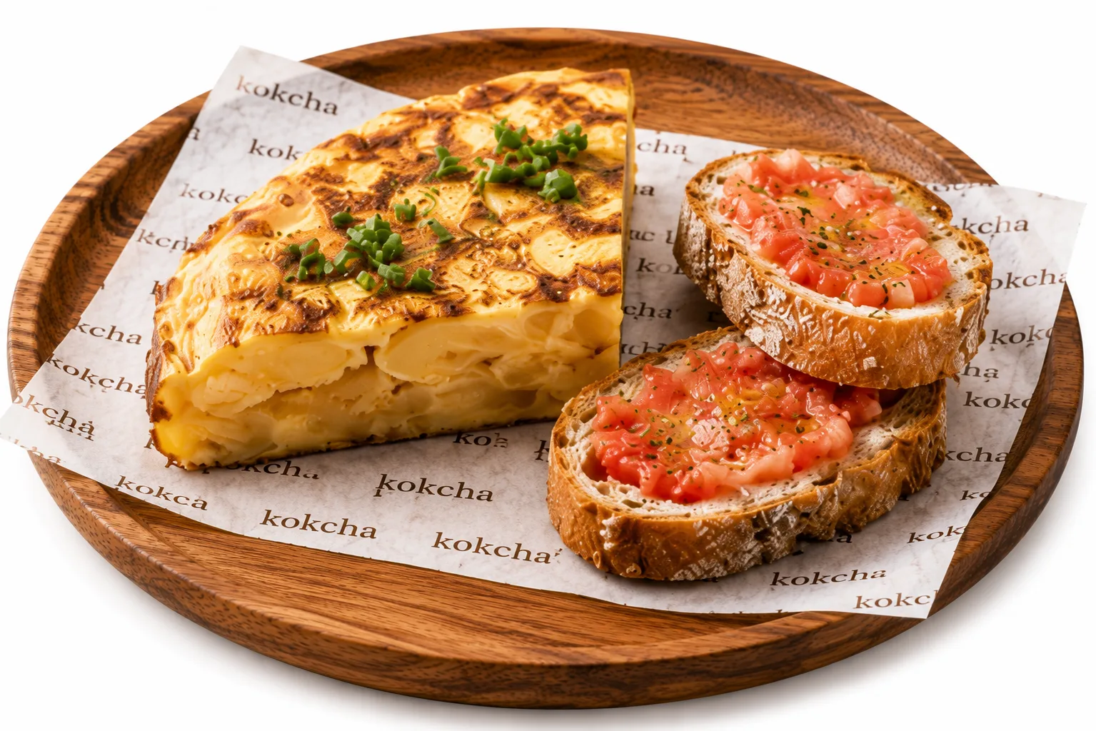 Tortilla española de patatas jugosa con pan con tomate en Kokcha Barcelona