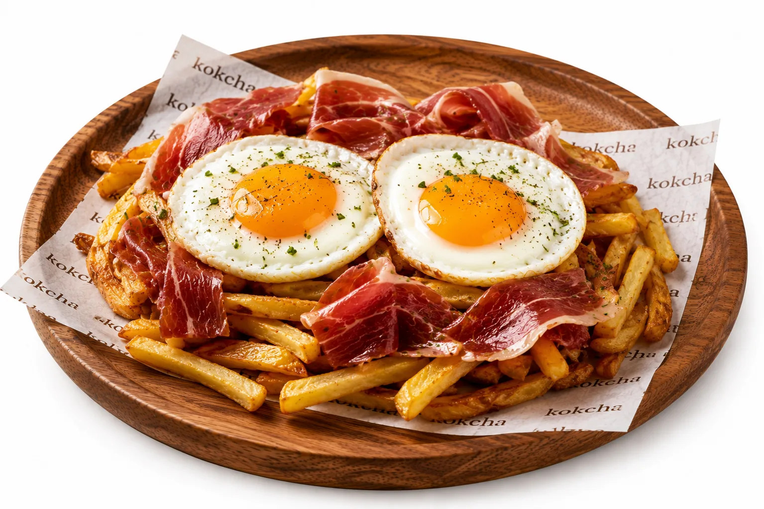 Huevos rotos con patatas crujientes y jamón ibérico en Kokcha Sagrada Familia