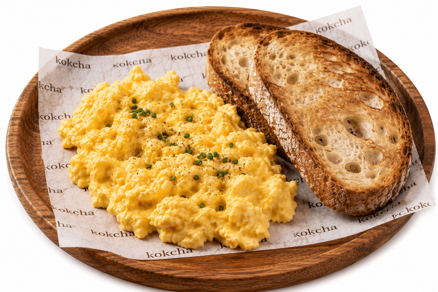 Huevos revueltos cremosos con tomate y cebolla en Kokcha Barcelona